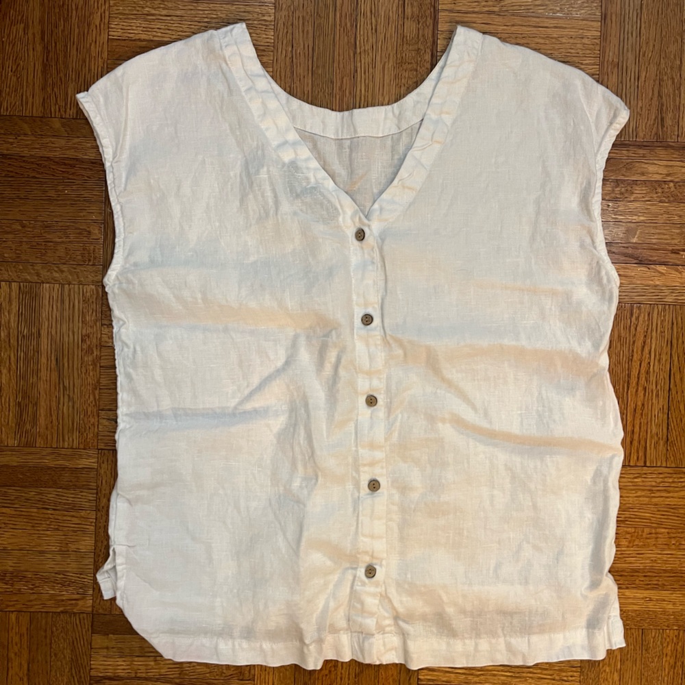 Tahari 100% linen white top with buttons